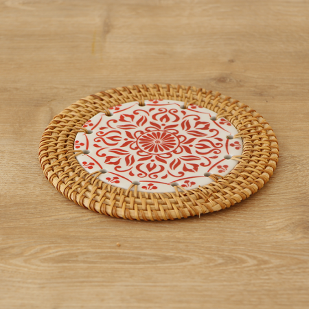 Rattan Çerçeveli 14 cm. Ortası Kırmızı Çiçek Desenli Dekoratif Obje