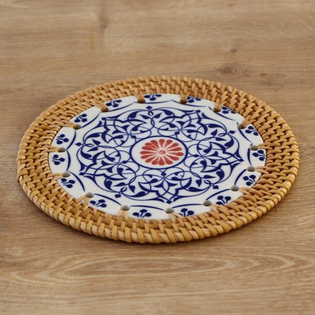 Rattan Çerçeveli 16 cm. Ortası Kırmızı Çiçek Desenli Mavi Renkli Dekoratif Obje