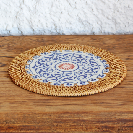 Rattan Çerçeveli 20 cm. Ortası Kırmızı Mavi Desenli Dekoratif Obje & Nihale